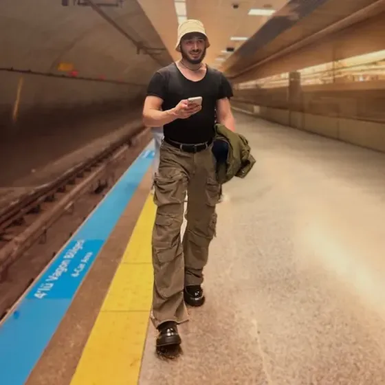 İstanbul'da bir metro peronunda yürüyen Huseyin